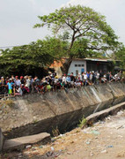 Cánh tay người dính máu nổi trên kênh ở Sài Gòn