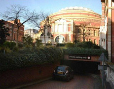 Choáng với chỗ đỗ xe đắt gấp 3 siêu xe