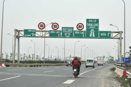 Rùng mình cảnh giỡn mặt tử thần trên đại lộ Thăng Long