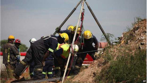 Chật vật cứu 200 người kẹt dưới mỏ vàng