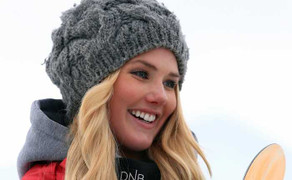 Ngắm vẻ đẹp hot girl trượt ván xinh nhất thế giới