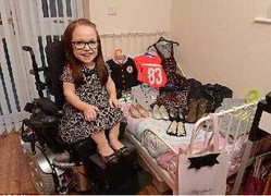 Cô gái xinh xắn cao chỉ 80cm