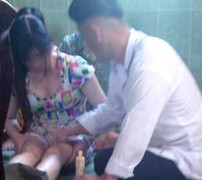 Nữ quái sờ vùng kín, móc ví khách du lịch