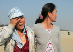 Tang thương làng chài có 2 phụ nữ bị sóng biển cuốn mất tích