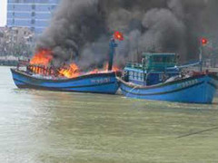 Khẩn cấp cứu tàu cháy trên Vịnh Hạ Long
