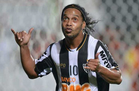 Chết cười pha chuyền bóng 'mắt lác' của Ronaldinho