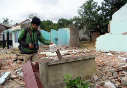 Sợ 'ma ám', phá dỡ nhà cửa, chuyển đi nơi khác