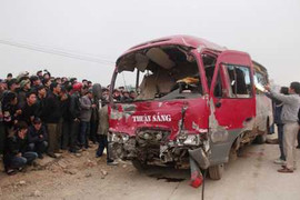 Clip: Xe khách phát nổ, 2 người chết tại chỗ ở Nghệ An