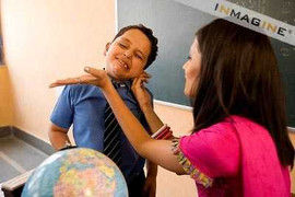 Tự ý ra khỏi chỗ ngồi, học sinh bị đánh bằng dép