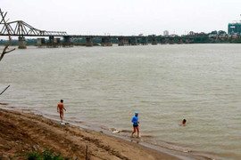 Rét cắt da, đàn ông Hà Nội rủ nhau 'tắm tiên' trên sông Hồng