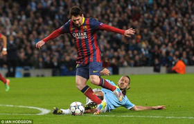 Trọng tài sai nghiêm trọng, Man City tủi hờn thua Barca