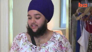 Video: Thiếu nữ có bộ râu quai nón