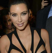 Muôn kiểu khoe vòng một nhức mắt của cô Kim