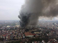 Hà Nội: Cháy lớn tại làng lụa, một cảnh sát ngạt khí