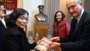 Giáo sư Larry Berman thăm gia đình cố Đại tướng Võ Nguyên Giáp