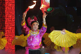 Clip: Xuân Hinh giả gái, hát Văn Cô Bé