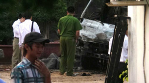 Xe cẩu vướng dây điện, tài xế bị thiêu cháy