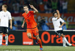 Ở Man Utd, Van Persie chỉ gặp toàn bất hạnh?