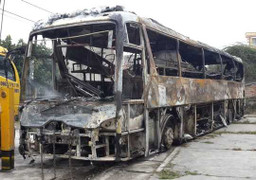 Xe giường nằm cháy trơ khung, 40 hành khách hoảng loạn