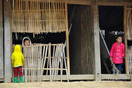 Rơi lệ nhìn học sinh qua khe trường học