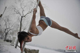 Ảnh: Thiếu nữ Trung Quốc gợi cảm luyện múa cột