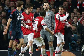 Thua thảm Bayern, sao Arsenal diễn cảnh gà nhà đá nhau