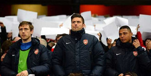 Giroud thoát tội dẫn 'gái lạ' về phòng?