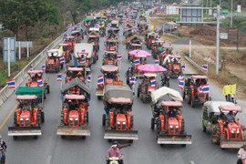 Clip: Nông dân Thái Lan lái máy cày đòi nợ chính phủ