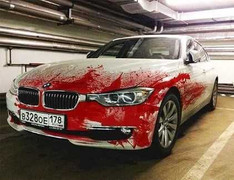 Kinh dị nhìn xế sang BMW phủ đầy máu