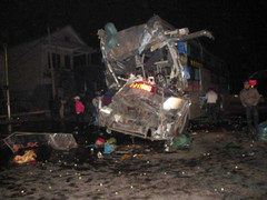 Xe khách đấu đầu container, 21 người thương vong