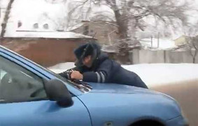 Video: Taxi tháo chạy với cảnh sát trên nắp capô