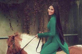 Trương Thị May mặc áo dài... cưỡi ngựa