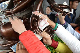 Những phong tục đang dần 'xấu xí' của người Việt