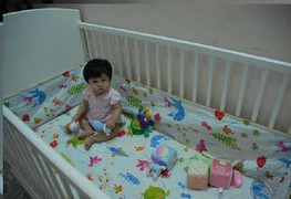 Đau lòng bé 10 ngày tuổi chết trong cũi