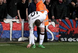 Lương 10 tỷ/tuần, Rooney tranh thủ lượm 'bạc cắc'