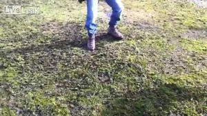 Cận cảnh khối đất kì quặc, cuộn như sóng dưới chân