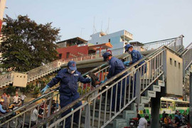 Nam thanh niên gục chết trên cầu vượt