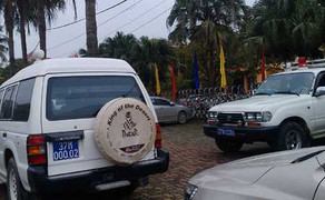 Xe cứu thương gắn đèn ưu tiên chở cán bộ đi họp về y đức