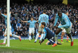Yaya Toure cứu Man City trên sân nhà