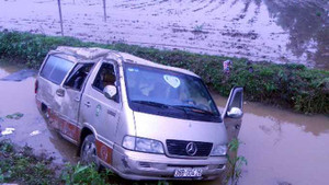 Xe tải đấu đầu xe đón dâu, 2 người tử vong tại chỗ