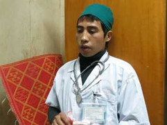 Bác sỹ giả vào bệnh viện khám bệnh như thật