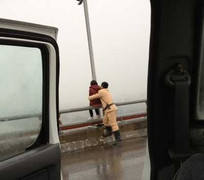 CSGT cứu nữ cử nhân định nhảy cầu tự tử