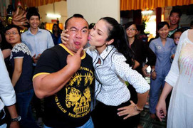 Việt Trinh nhí nhảnh hôn má Hiếu Hiền