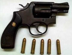 Mang súng đi gây sự, bị 'cướp' ngay trên tay