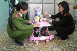 Bế bé 1 tuổi vào phiên tòa, bỏ rơi trên tay bị cáo