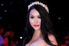 Phi Thanh Vân váy cũn cỡn, chèn ép vòng một