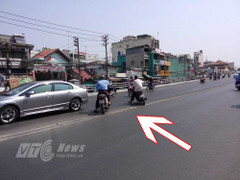 TP.HCM: Những kẻ liều chết trên cầu vượt Cây Gõ
