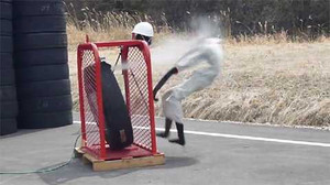 Nổ lốp ôtô thổi văng người như bắn đại bác