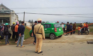 Chạy trốn CSGT, xe taxi lao xuống hố