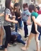 Một thiếu nữ bị đánh hội đồng trên phố